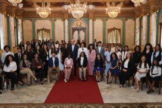 Presidente Abinader recibe a estudiantes de origen dominicano destacados en el extranjero