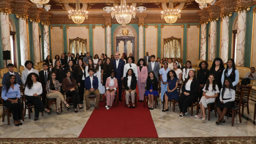 Presidente Abinader recibe a estudiantes de origen dominicano destacados en el extranjero