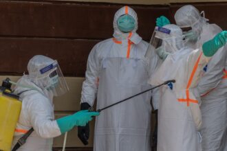 Congo eleva a 828 los fallecidos y a 2,124 los casos confirmados por brote de ébola