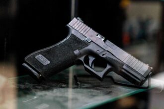 EEUU demanda ley de California que prohíbe la venta de pistolas semiautomáticas tipo Glock