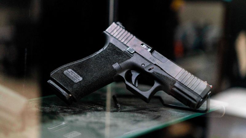 EEUU demanda ley de California que prohíbe la venta de pistolas semiautomáticas tipo Glock