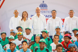 Abinader inaugura play en Samaná