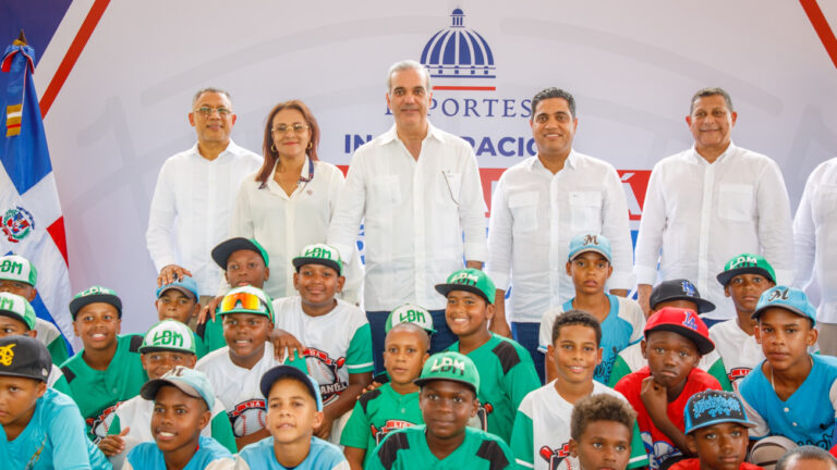 Abinader inaugura play en Samaná