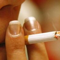 España aprueba endurecer la ley antitabaco, que prohíbe fumar en terrazas y playas
