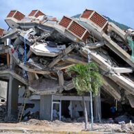 Venezuela demuele el primer edificio en la región devastada por los recientes terremotos