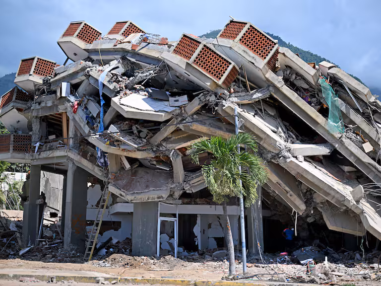 Venezuela demuele el primer edificio en la región devastada por los recientes terremotos