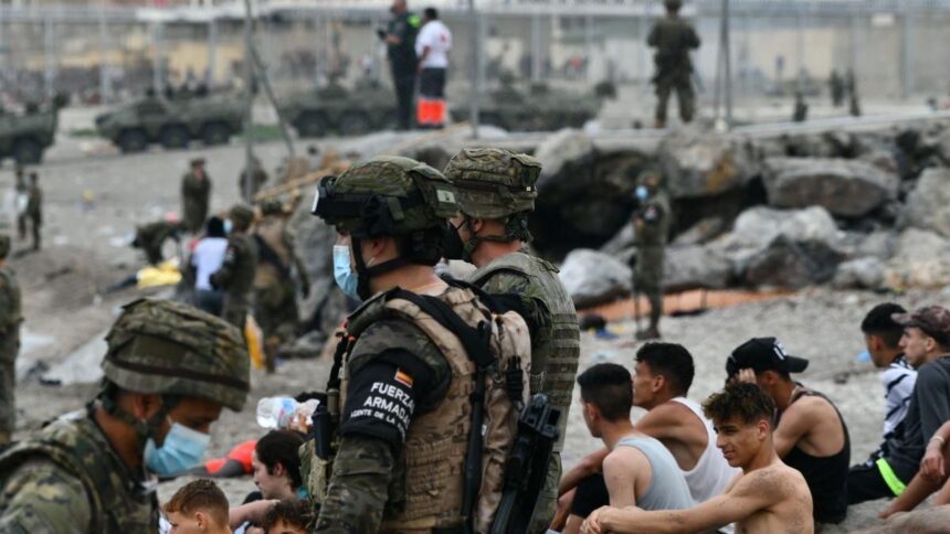 Miles de personas mantienen la presión sobre la frontera de Ceuta