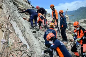 Miami destaca a sus bomberos por el rescate de un venezolano tras 8 días bajo escombros