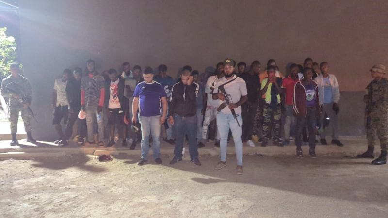 Ejército detiene camión que transportaba 29 haitianos indocumentados en Valverde