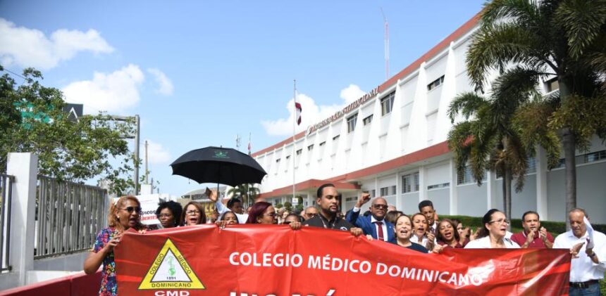 Poder Ejecutivo propone modificar artículo del Código Penal impugnado por el Colegio Médico