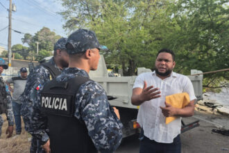Pescadores de Barahona denuncian desalojo irregular luego de demolición de casetas en medio de proceso judicial