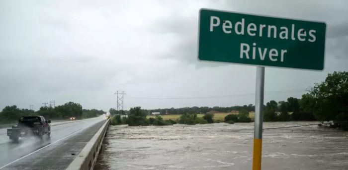Fuertes inundaciones en Texas obligan al rescate de decenas de personas tras intensas lluvias