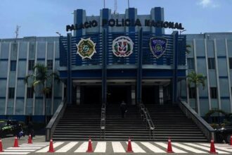 Policía captura a tres prófugos y arresta a hombre acusado de robo en La Altagracia