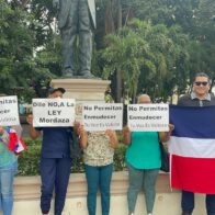 Ciudadanos protestan en Santiago contra proyecto de “ley mordaza”