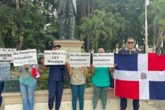 Ciudadanos protestan en Santiago contra proyecto de “ley mordaza”