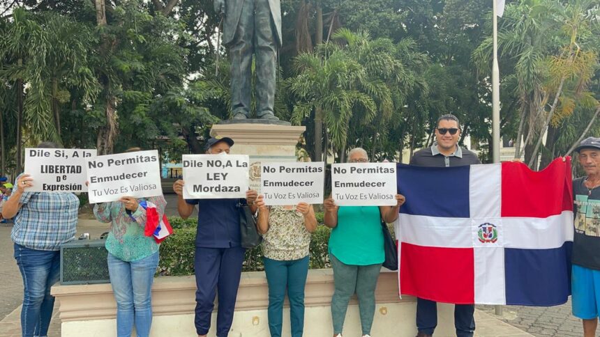 Ciudadanos protestan en Santiago contra proyecto de “ley mordaza”