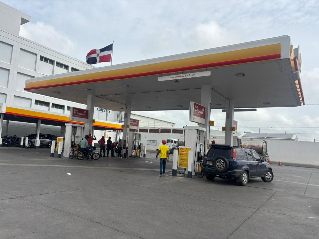 Usuarios rechazan posible retiro de verifones en estaciones de combustibles; consideran la medida perjudicial