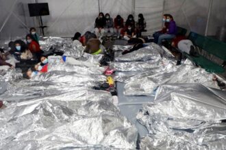 Rescatan a 16 niños que vivían confinados en una habitación en Ohio