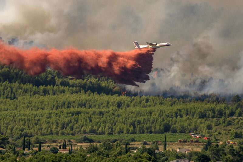 El incendio al oeste de la francesa Perpiñán se reaviva y deja ya 1.500 hectáreas quemadas