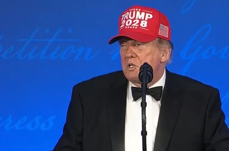 Trump bromea en la Cena de Corresponsales con presentarse a las elecciones de 2028