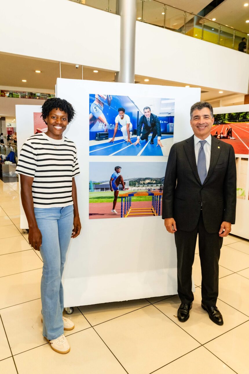 Marileidy Paulino recorre exposición fotográfica que rinde homenaje a su trayectoria  