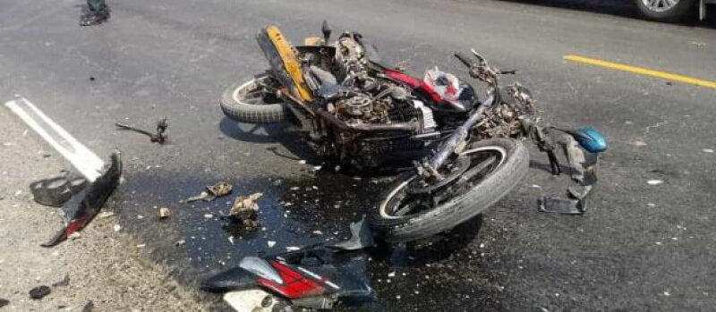 Dos hombres mueren en accidente entre motocicleta y automóvil en Azua