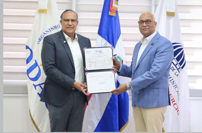 Ángel David Taveras Difo, director ejecutivo del ODAC y Gustavo Velásquez, CEO de TDP Dominicana.