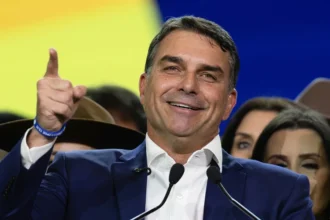 Flávio Bolsonaro niega haber vinculado a Lula da Silva con el narcotráfico en investigación por presuntas calumnias