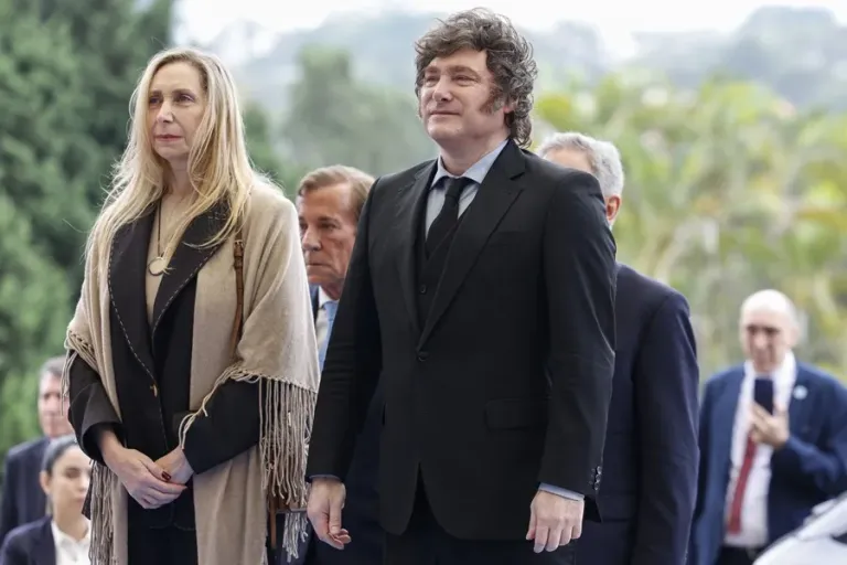 Milei fue condecorado en Brasil en medio de su viaje para el lanzamiento de la candidatura de Flávio Bolsonaro