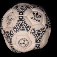 Subastan la pelota con la que Maradona anotó sus históricos goles ante Inglaterra en México 86: el millonario precio base