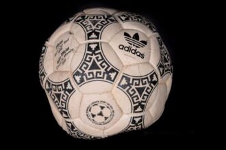 Subastan la pelota con la que Maradona anotó sus históricos goles ante Inglaterra en México 86: el millonario precio base