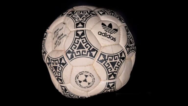 Subastan la pelota con la que Maradona anotó sus históricos goles ante Inglaterra en México 86: el millonario precio base