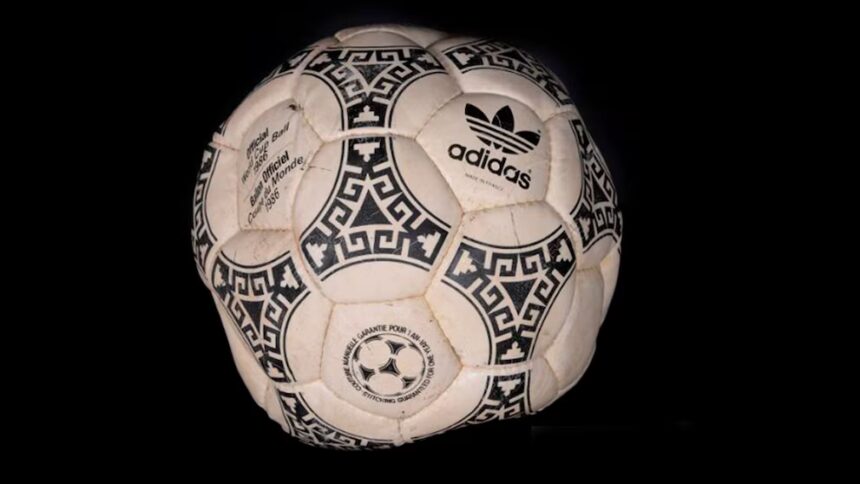 Subastan la pelota con la que Maradona anotó sus históricos goles ante Inglaterra en México 86: el millonario precio base