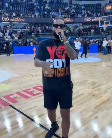 Lápiz Conciente pone el toque musical tras emocionante duelo entre RD y Estados Unidos en la Arena Banreservas
