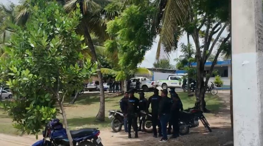 Amplio contingente policial resguarda el Cementerio Cristo Redentor durante sepelio de joven en Herrera