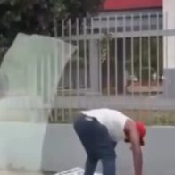 Captan a hombre destruyendo una señal de tránsito en plena vía pública de Santo Domingo
