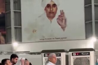 Político en India genera críticas por presuntamente utilizar un aire acondicionado portátil durante sus recorridos