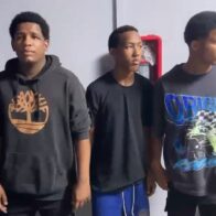 Familia entrega a tres hermanos acusados de matar a puñaladas a un delivery en Santiago