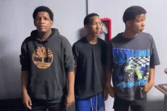 Familia entrega a tres hermanos acusados de matar a puñaladas a un delivery en Santiago