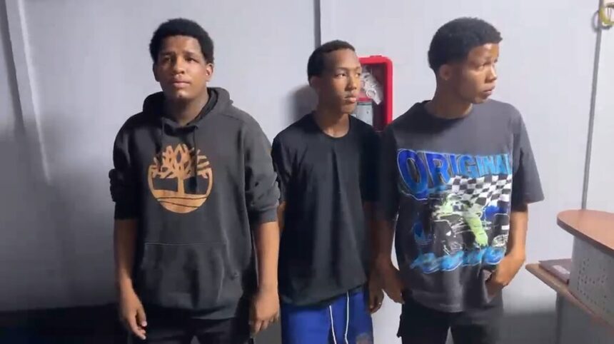 Familia entrega a tres hermanos acusados de matar a puñaladas a un delivery en Santiago