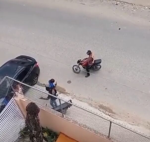 Motoristas rompen cristales de vehículo tras presunto intento de atraco a conductora en La Ciénaga