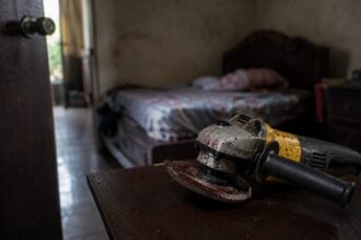 Hermano de sargento acusada de matar a su hija relata el dramático momento en que intentó salvar a la menor