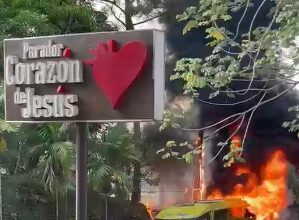 Autobús de Caribe Tours se incendia en Jarabacoa; bomberos controlan el fuego y tránsito resulta afectado