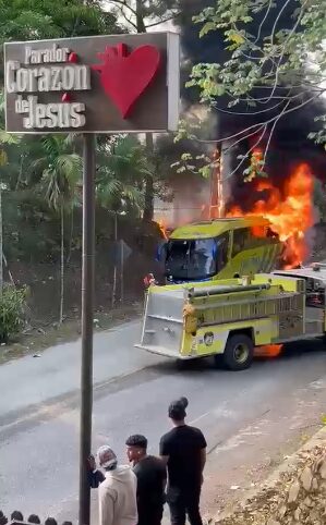 Autobús de Caribe Tours se incendia en Jarabacoa; bomberos controlan el fuego y tránsito resulta afectado