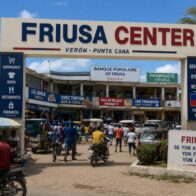 “Friusa Center” aviva debate por crecimiento de comercios con letreros en creole en Verón-Punta Cana