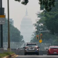 Trump analiza subir los aranceles a Canadá por el humo de los incendios forestales que afectan a Estados Unidos
