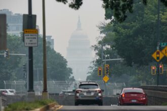 Trump analiza subir los aranceles a Canadá por el humo de los incendios forestales que afectan a Estados Unidos