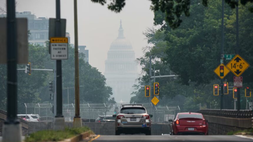 Trump analiza subir los aranceles a Canadá por el humo de los incendios forestales que afectan a Estados Unidos