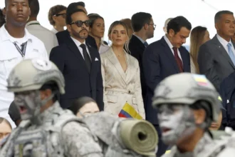 Abelardo De la Espriella encabeza el desfile militar en Medellín, un bastión de su victoria en Colombia
