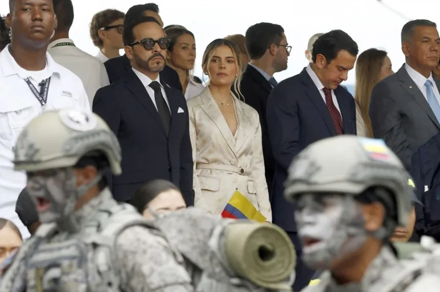 Abelardo De la Espriella encabeza el desfile militar en Medellín, un bastión de su victoria en Colombia